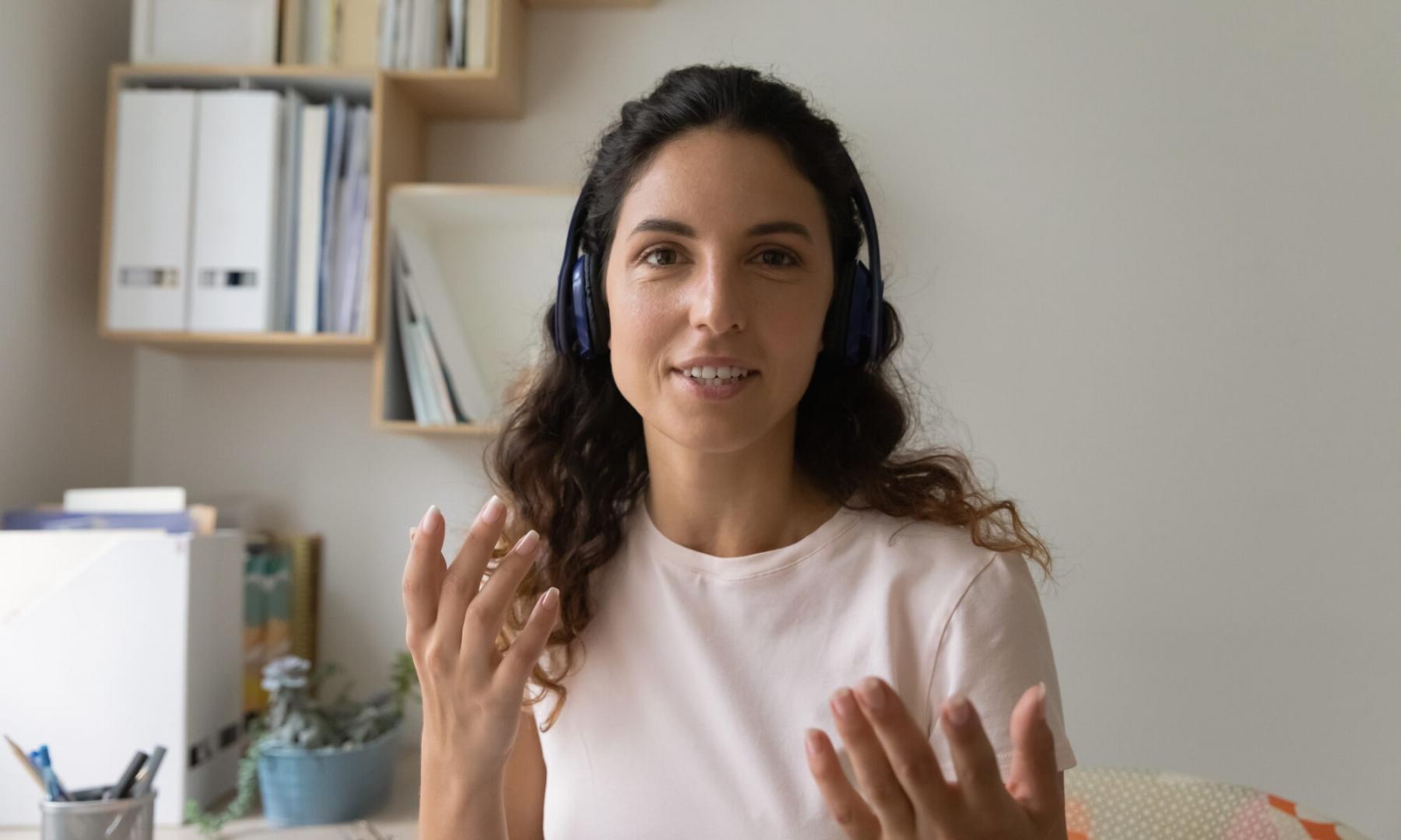 Специалист работает с системой прогнозирования запасов