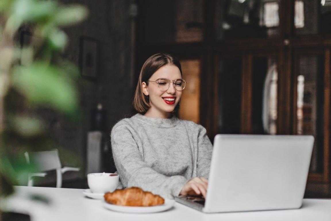 Специалисты анализируют данные прогнозирования запасов на производстве
